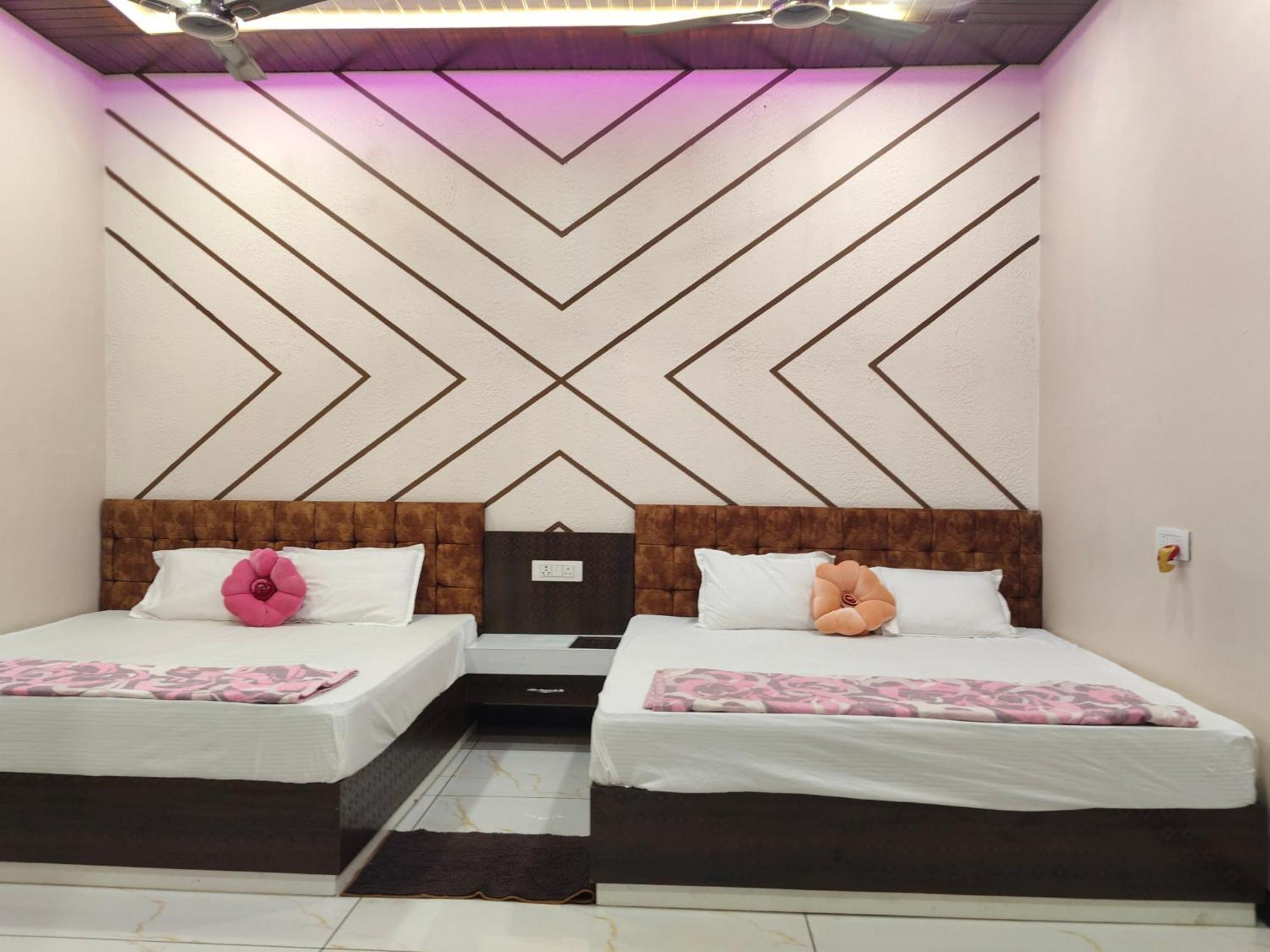 Anant Home Stay 우자인 객실 사진
